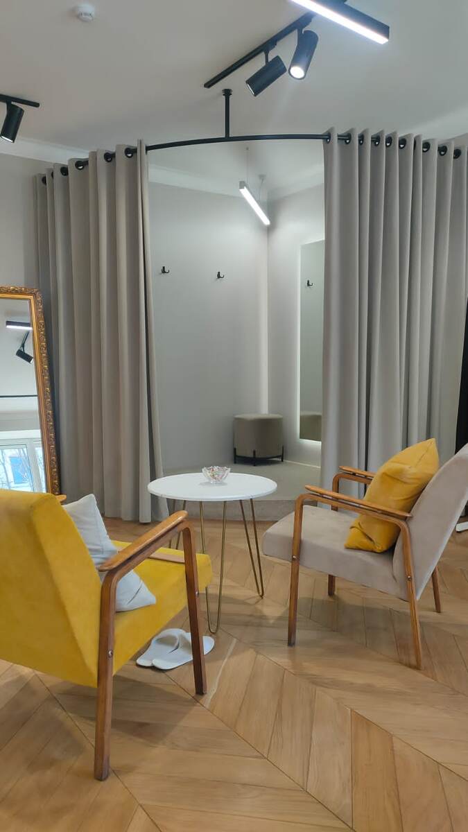 Зона примерочной на втором этаже бутика женской одежды.