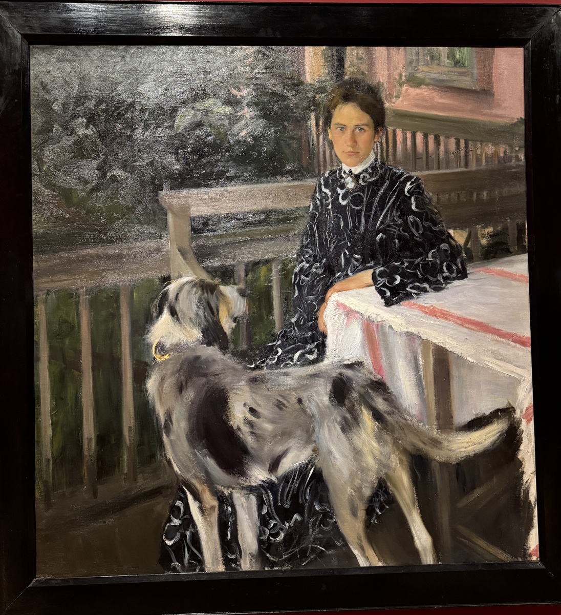 ПОРТРЕТ Ю.Е. КУСТОДИЕВОЙ.1903.Холст, масло.Государственный Русский музей
PORTRAIT OF YULIA KUSTODIEVA.1903.Oil on canvas.State Russian Museum, St Petersburg
Изображена Юлия Евстафьевна Кустодиева (урожд. Прошинская; 1880-1942), жена художника, на веранде главного дома усадьбы Е.П., М.П. и Ю.П. Грек в Высоково Костромской губернии.