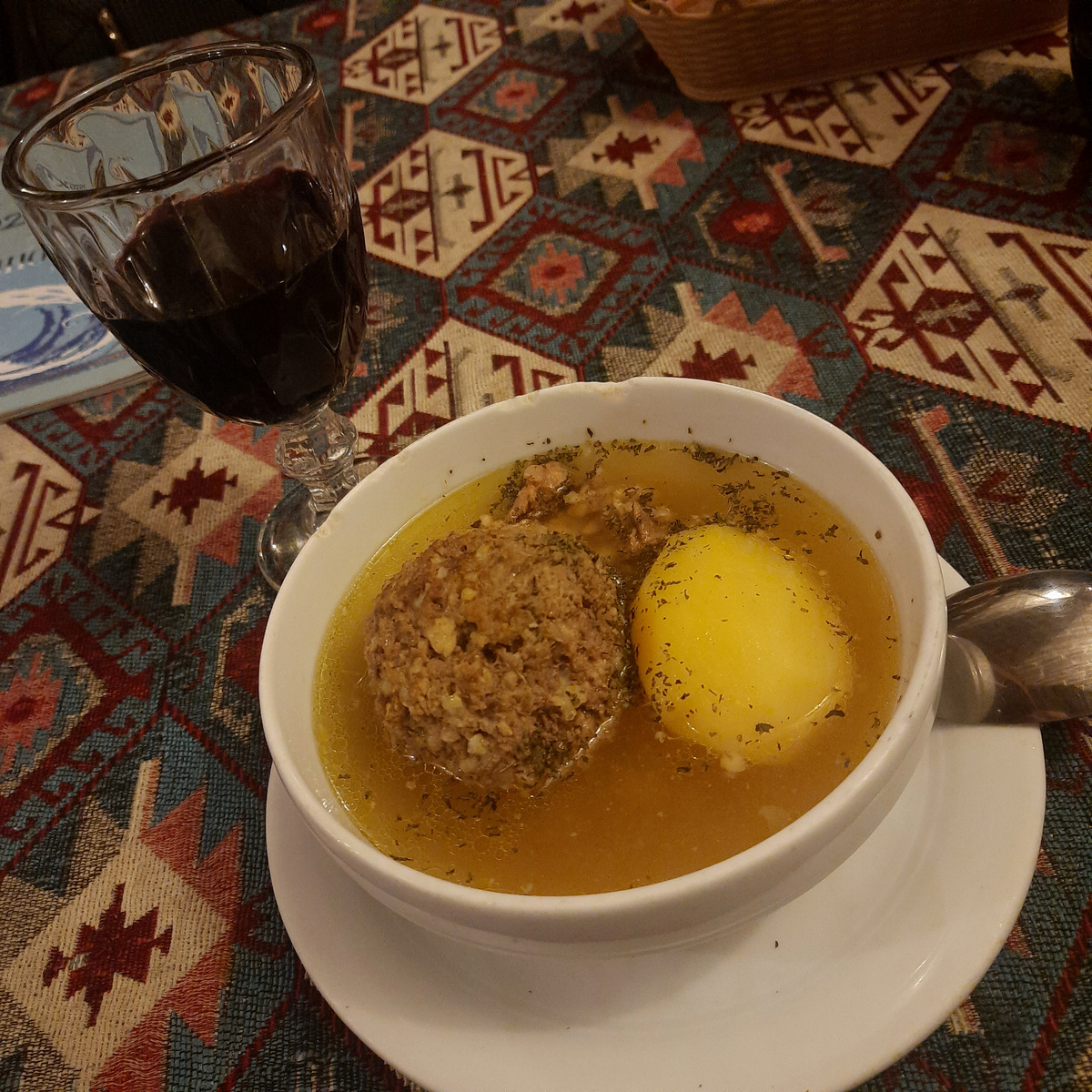 Я взяла такую вот кюфту в бульоне, с картошкой, алычой, специями. Было вкусно, согревающе (в эти дни в Баку было значительно холоднее, чем в Питере!). На втором фото - цена в меню