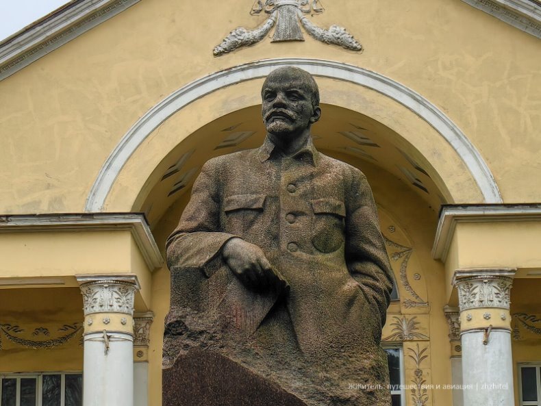 Памятник Ленину перед Домом Культуры