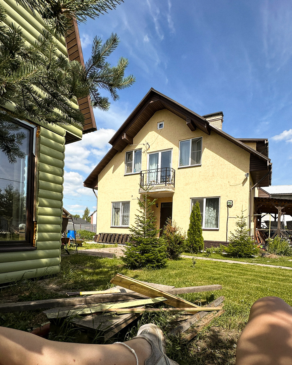 Вид на домик с гамака. Слева банька. 