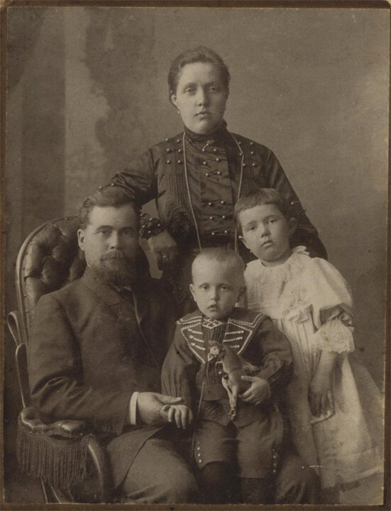 Н.Н. Елисеев с семьёй