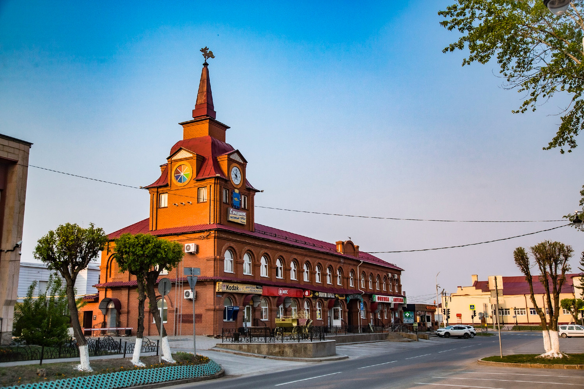 Торговое здание возле "Никольского рынка"