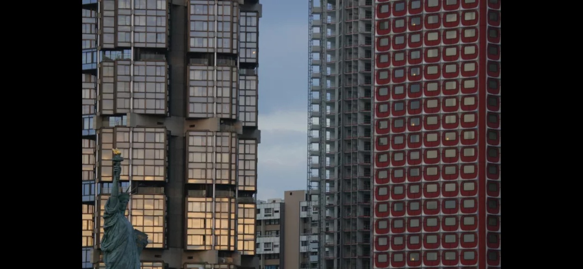 15-й – самый населенный округ Парижа, расположенный в районе Монпарнаса. В отличие от 13-го он считается одним из самых благополучных и комфортабельных районов города. Его архитектурную панораму формирую современные многоэтажки, поэтому смотреть тут пытливому туристу особо не на что. Классика спальных районов, разве что "причесанная" и с легким налетом "индивидуальных проектов" в архитектуре.