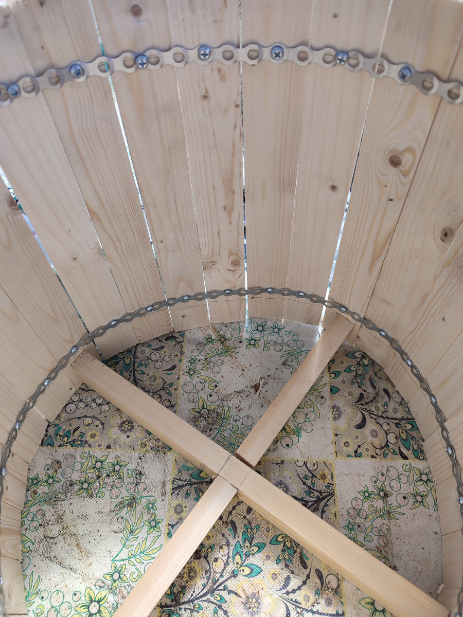 Используя разной высоты вставки можно регулировать высоту кашпо.