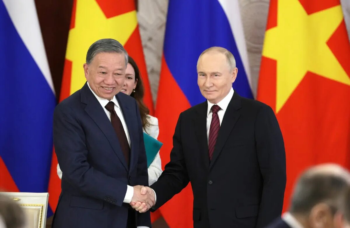    Президент Владимир Путин с генеральным секретарем ЦК Компартии Вьетнама То Ламом. Фото: Кремль