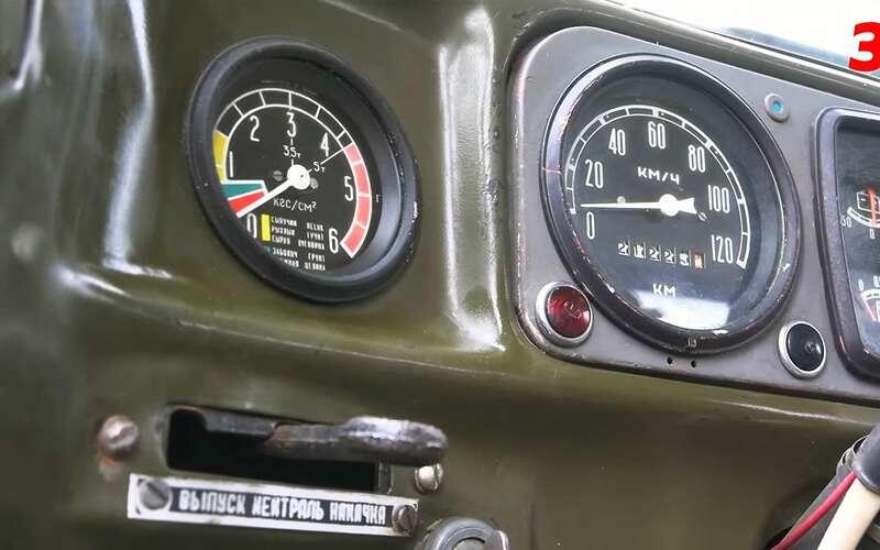    Слева на панели приборов находятся рычажок управления и манометр системы централизованной регулировки давления в шинах.