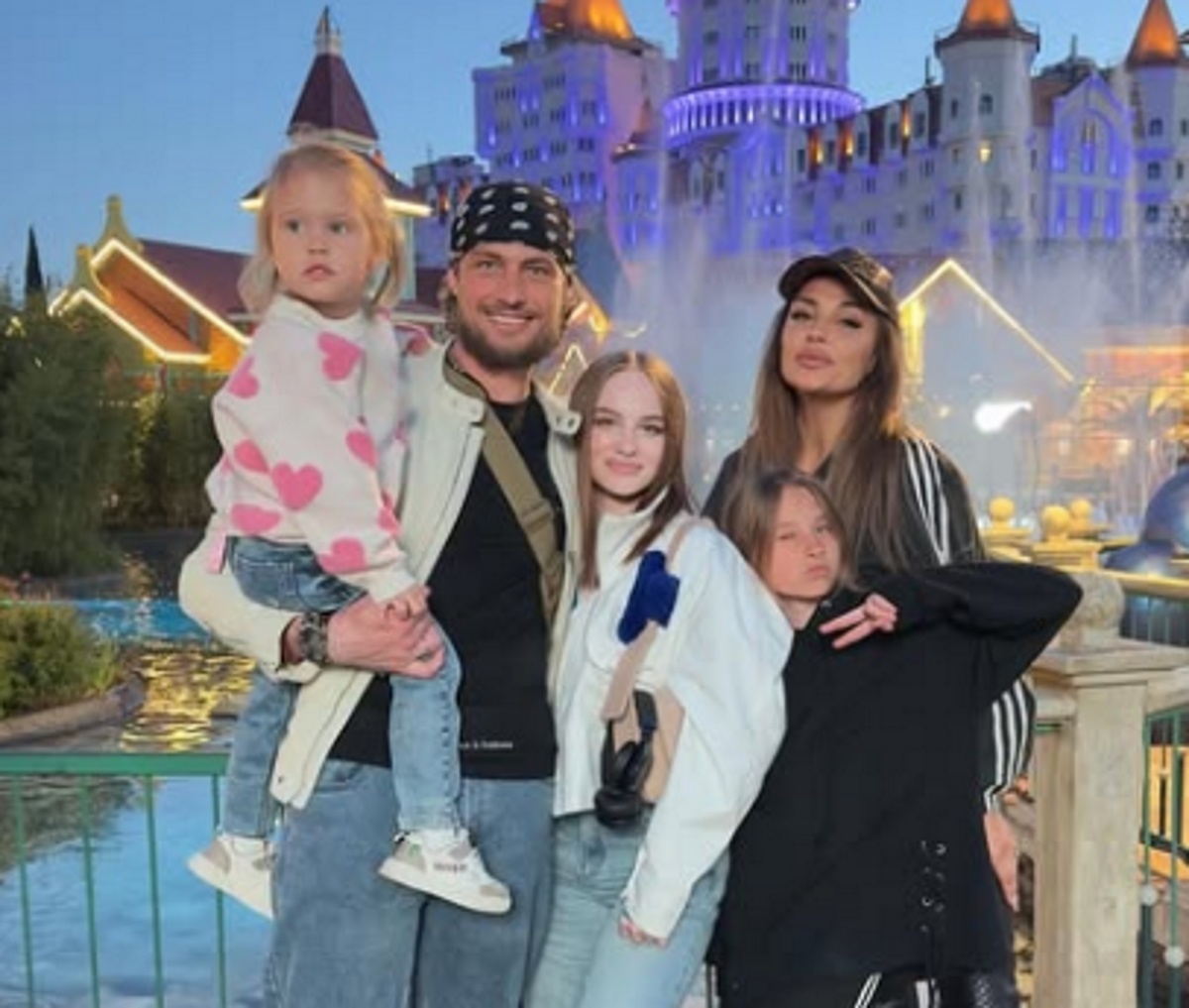 Александр Задойнов с женой Ксенией и тремя дочерьми. Фото: соцсети