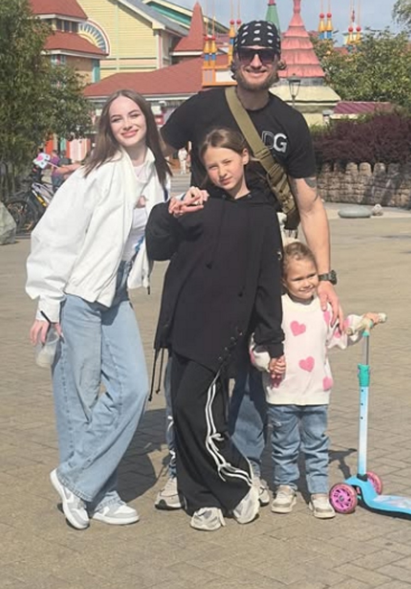 Александр Задойнов с дочками. Фото: соцсети