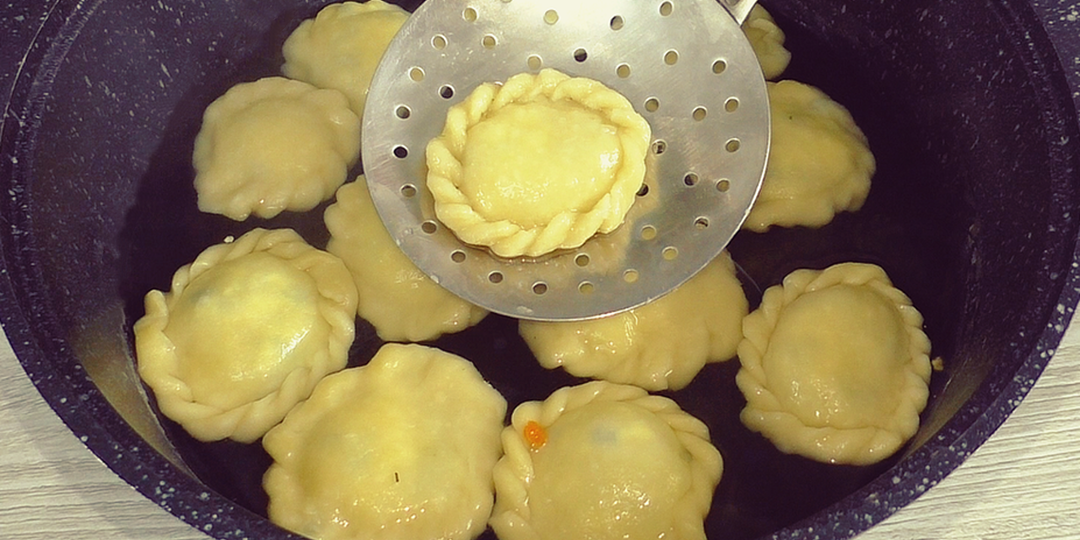 Вареники, как у бабушки, с соленым творогом и зеленым луком: не развариваются, самый простой рецепт