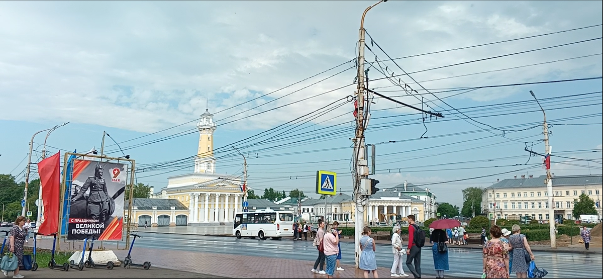 Фото из личного архива двух Капах. Подготовка к празднованию 9 Мая в Костроме в 2024 году.