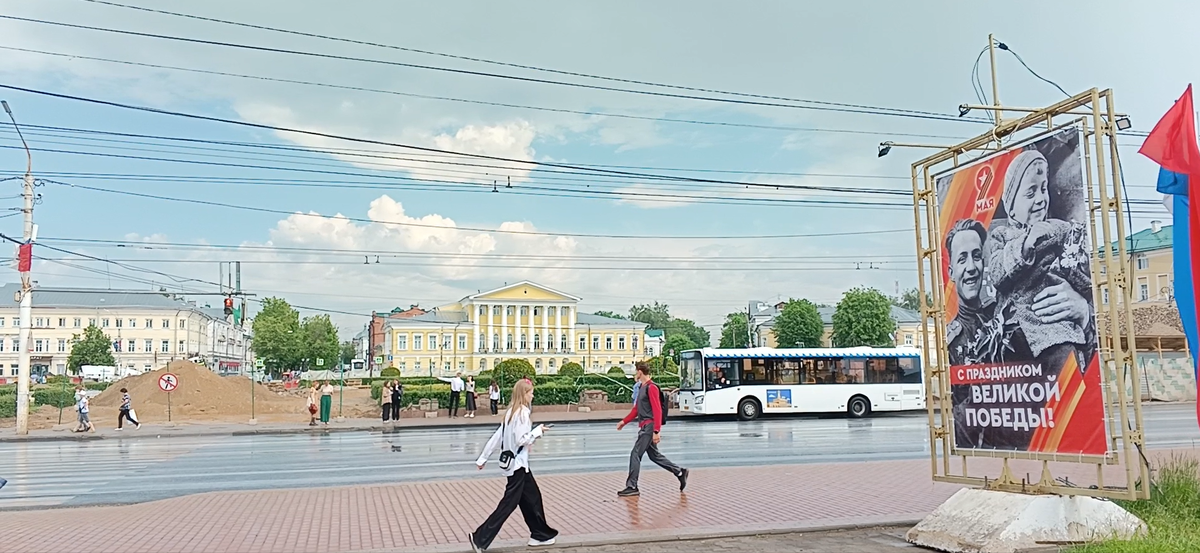 Фото из личного архива двух Капах. Подготовка к празднованию 9 Мая в Костроме в 2024 году.