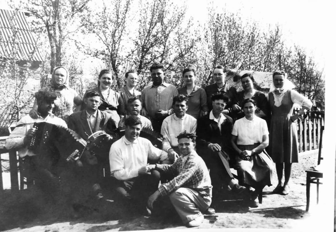 50-е годы прошлого века, станица Будённовская. Слева - прототип героя стихотворения "Слепой фронтовик" Юрий Кубраков. Фото из личного архива