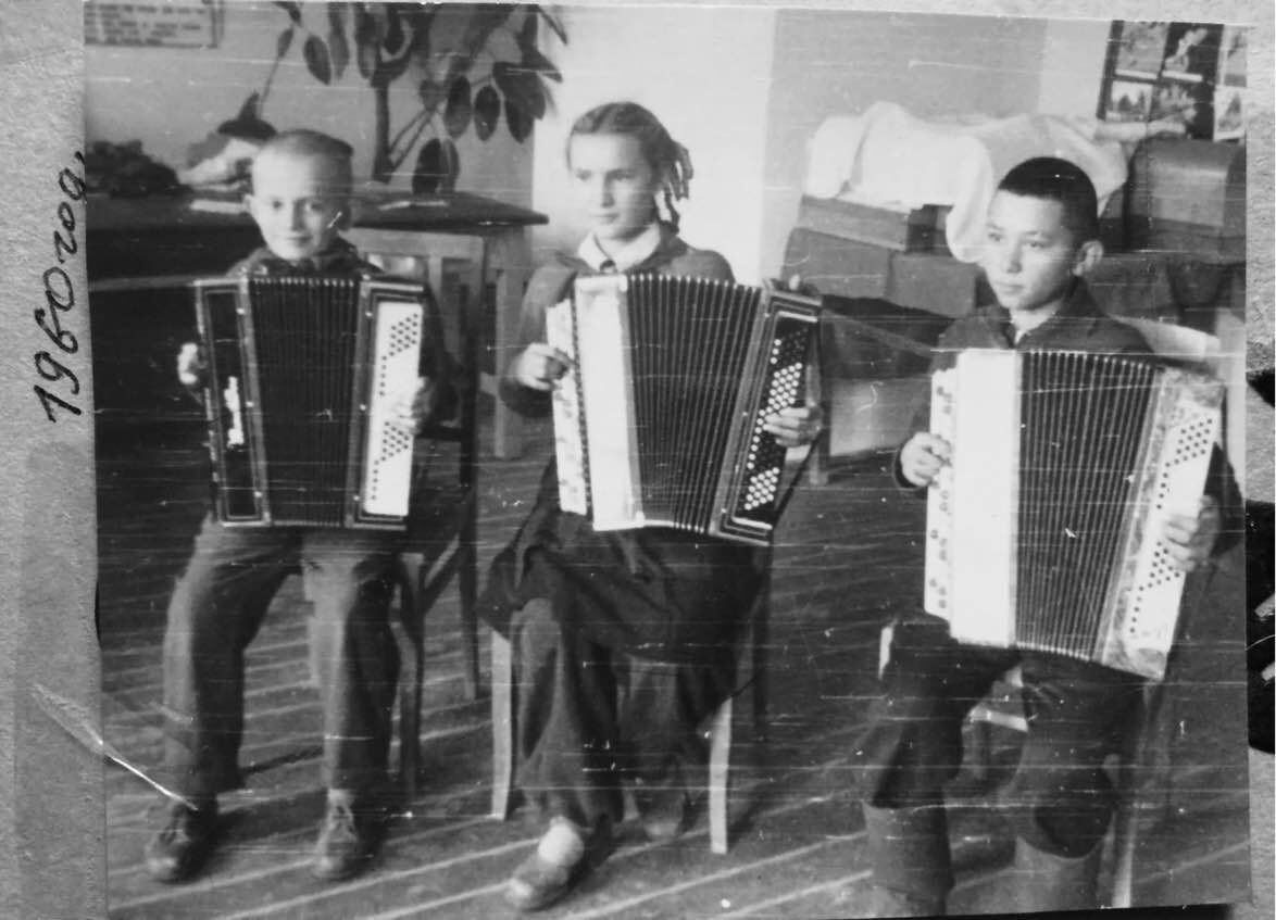 В центре - Голопяткина Люба, 1960 год, маме 12 лет. Послевоенная детвора много трудилась, помогая родителям. Но и отдыхать тогда тоже умели: и свадьбы, и проводы в армию - под баян. На маленькую Любу так произвело впечатление звучание баяна, что она, совсем маленькая, вечером имитировала игру на инструменте, напевая "Джи-ка-ка..." И родители в 10 лет купили ей баян, ставший её судьбой. 