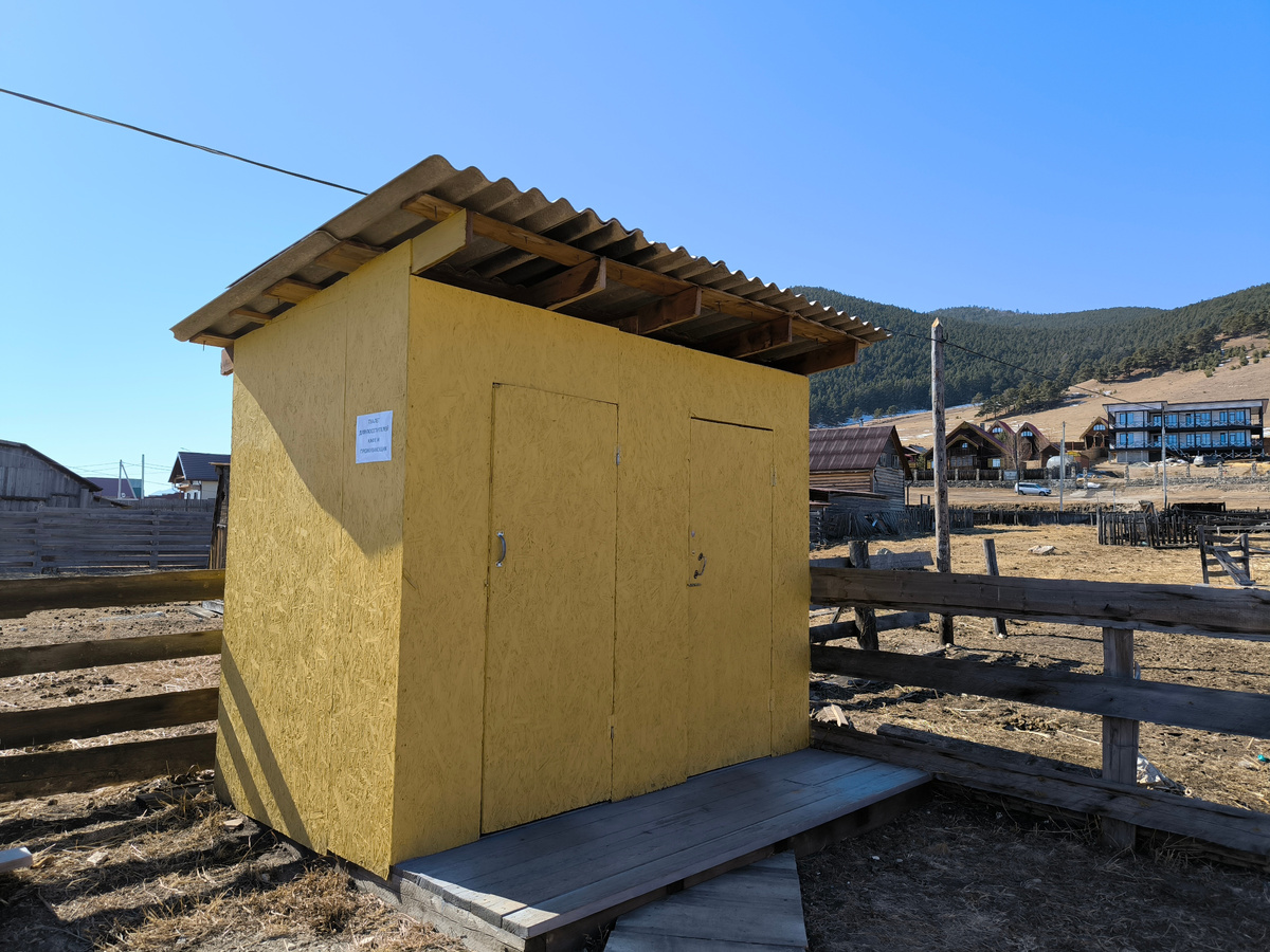 Пример туалета на улице в кафе «Дангина»