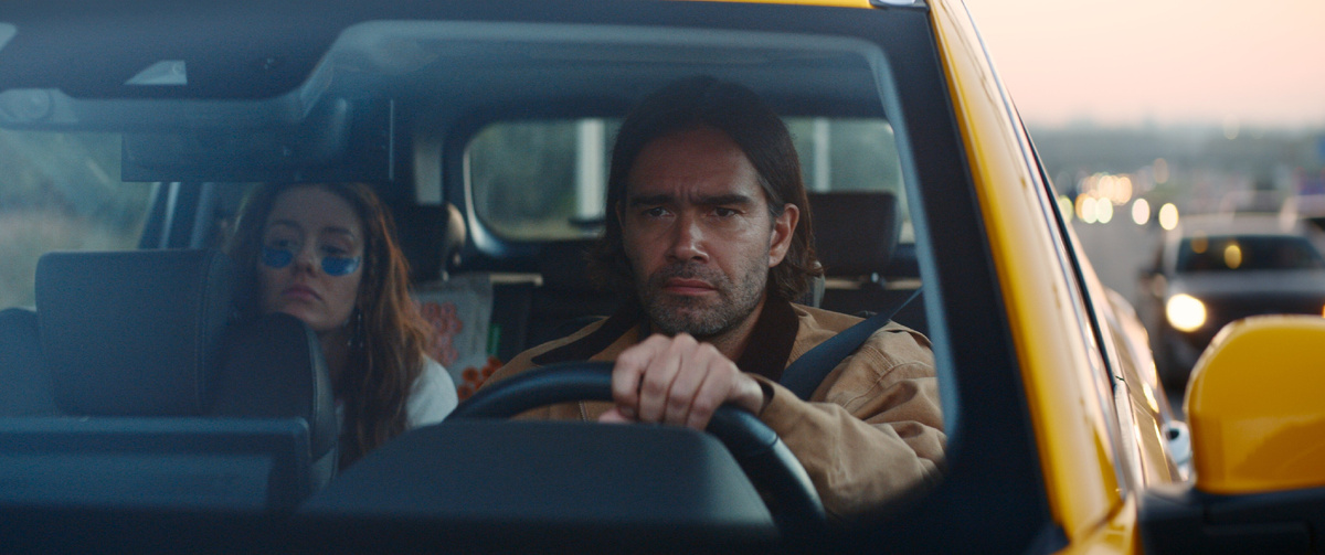 Вера (Ирина Старшенбаум) и таксист Вадим (Пётр Фёдоров)