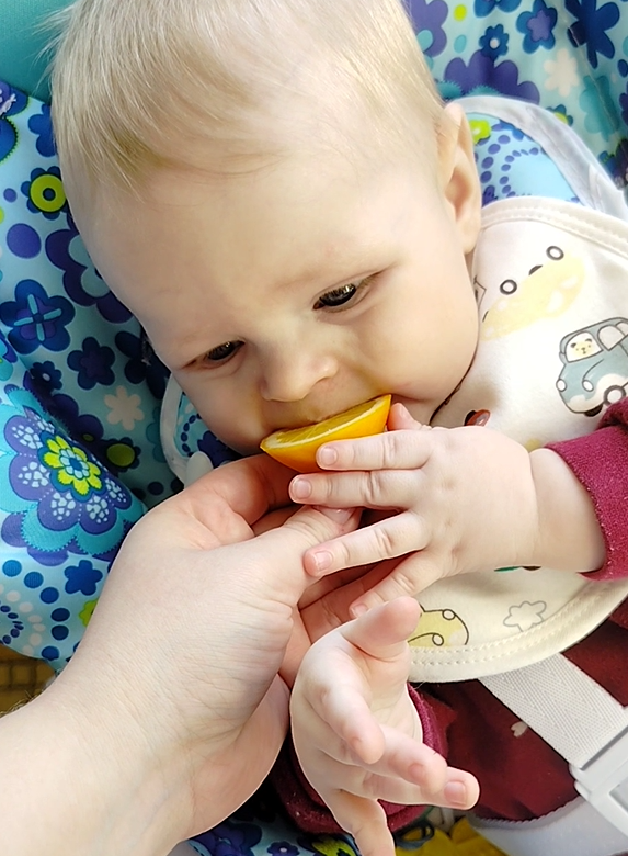 Женя пробует лимон и клубнику