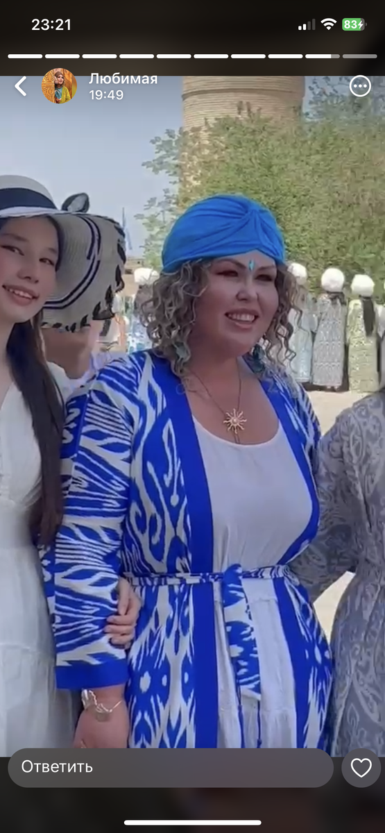 Фото с желающими вместе сфотографироваться в старом городе Хивы