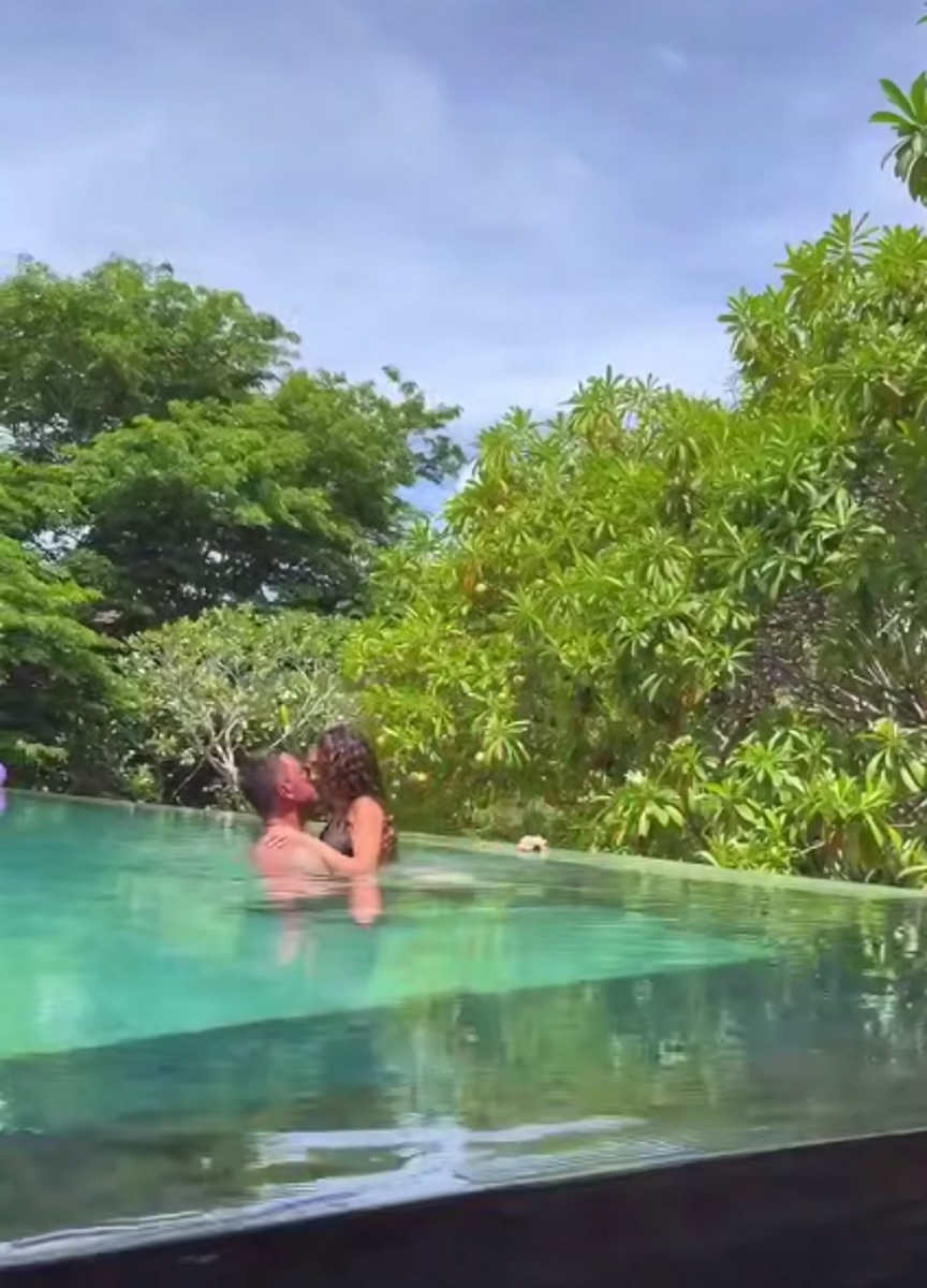 Павел Прилучный поцеловал Зепюр Брутян в бассейне. Фото: соцсети