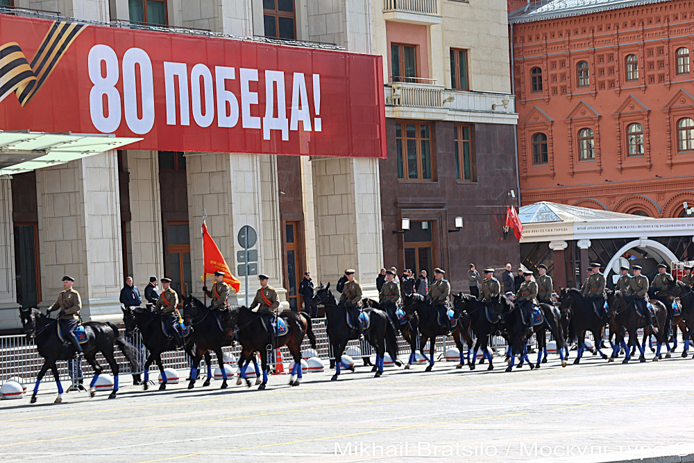 Конный эскадрон разминает лошадей перед парадом
