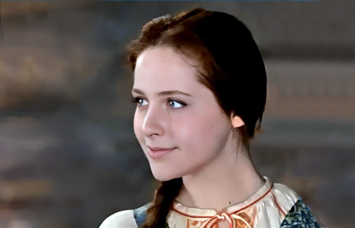 В молодости была красавицей, но из-за предательства мужа выпали волосы, а лицо стремительно состарилось: Как сейчас живёт Ёла Санько