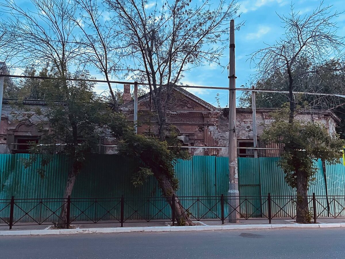 Вот так сейчас выглядит эта красивая когда-то усадьба...