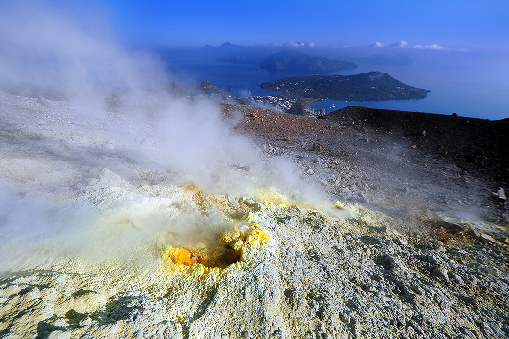 Типичная фумарола. Изображение из открытых источников.
