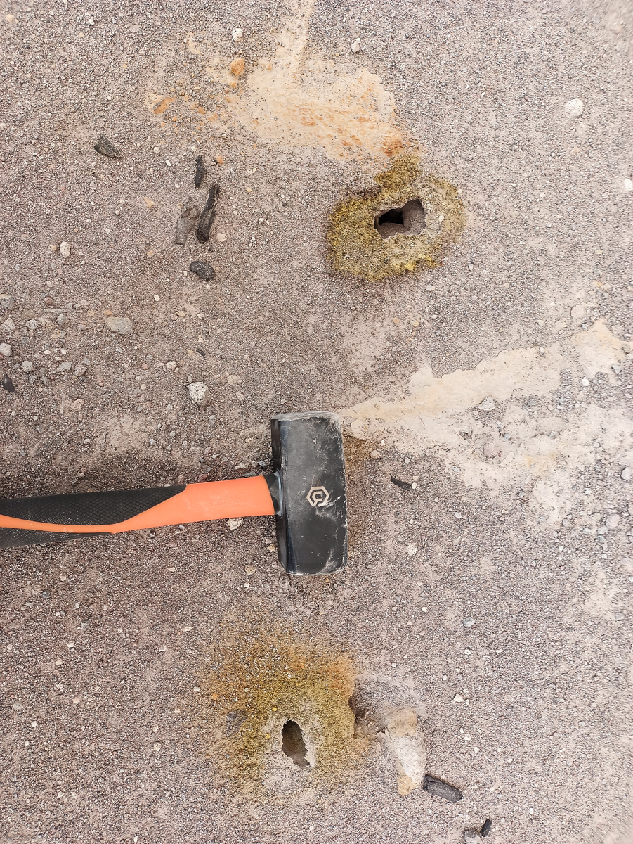 Группа маленьких фумарол, пирокластические отложения 2023 года, вулкан Шивелуч. Фото автора.