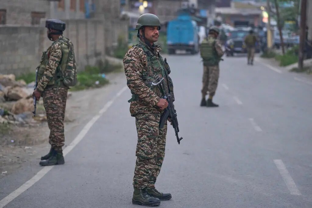 Солдаты индийских военизированных формирований стоят на страже в Пампуре в районе Пулвама контролируемого Индией Кашмира в среду, 7 мая 2025 года. Дар Ясин — AP