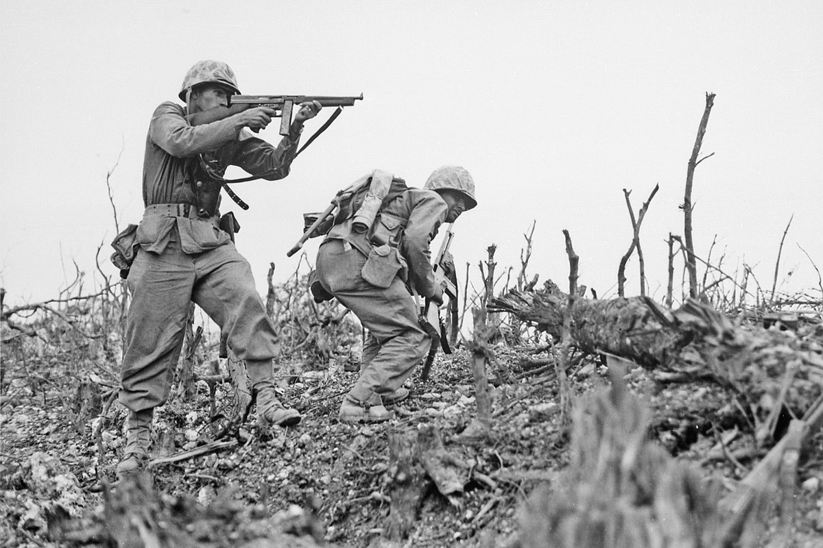Американские солдаты в битве за Окинаву.