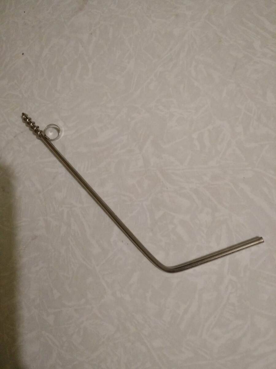 В правом верхнем углу - "сверло" для картофеля, в противоположной стороне ручка, которой будем вращать инструмент 