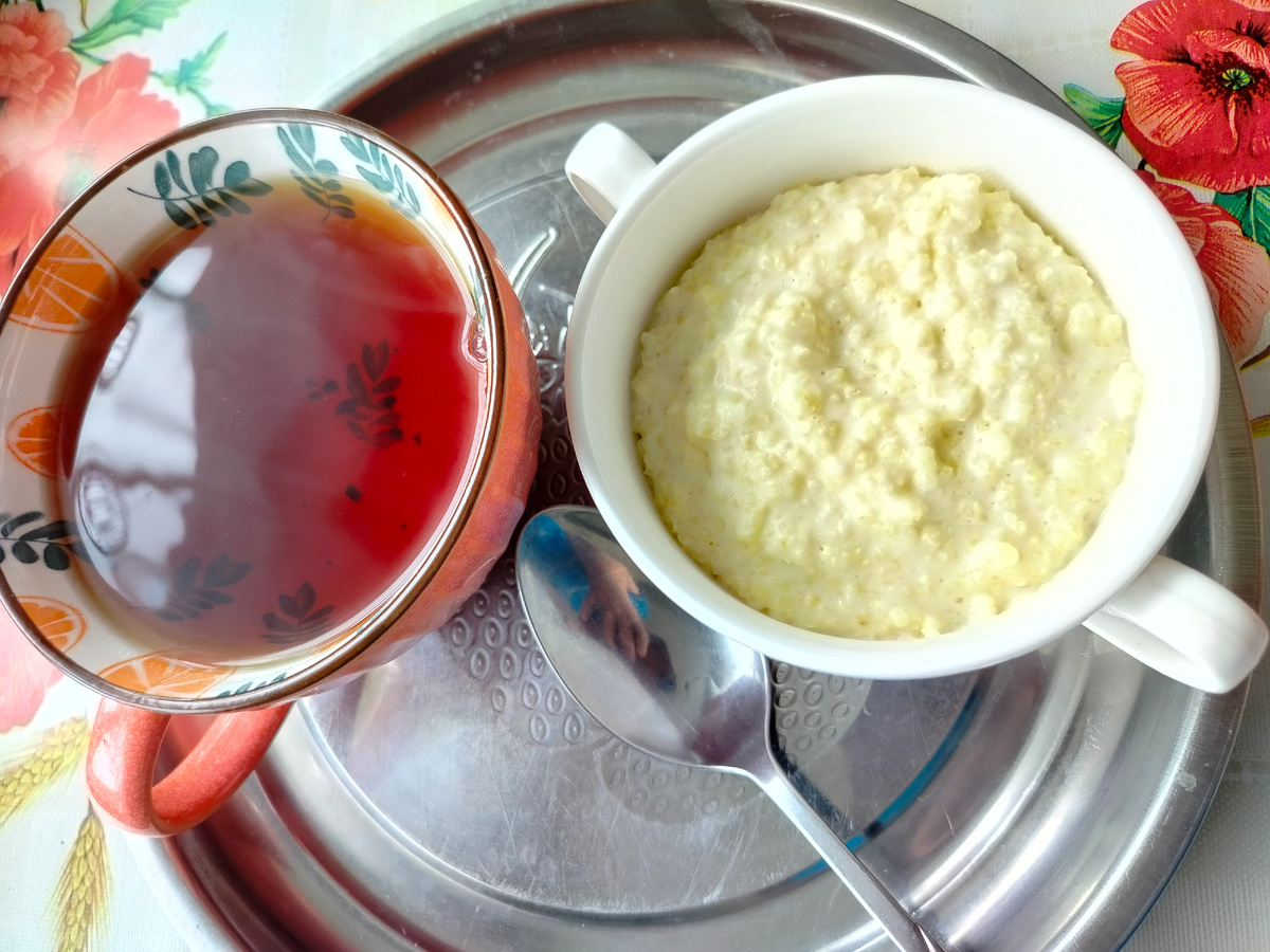 Завтраки. Пшенная каша на молоке с маслом и сладкий чай.