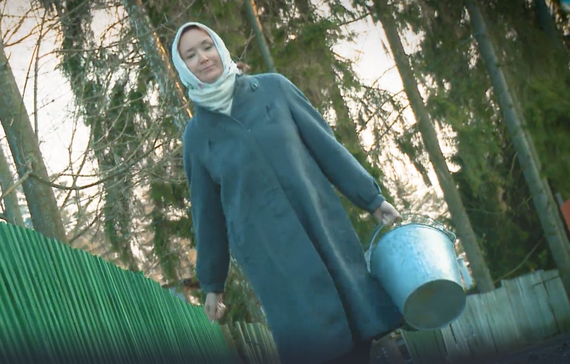 Женщина идет к колодцу