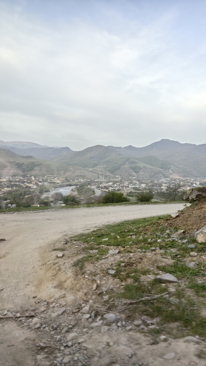 По такой дороге можно доехать наверх до храма