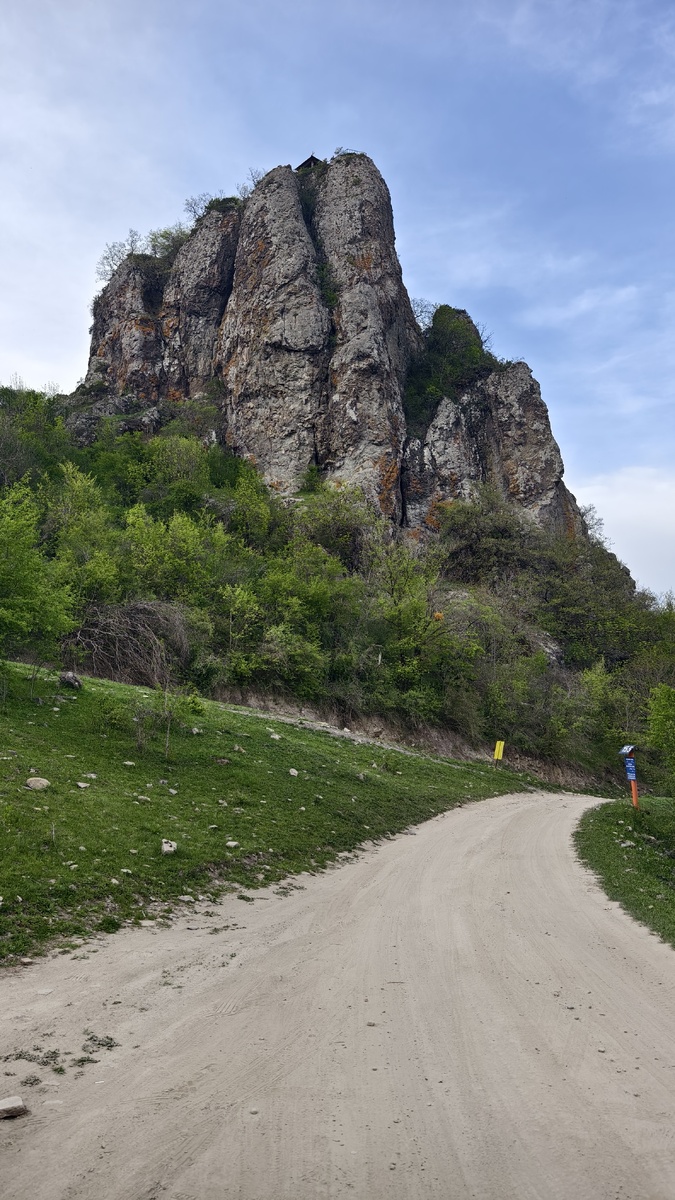 На самой вершине находится часовня