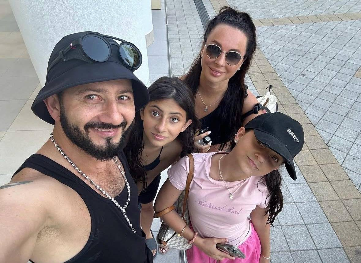 Михаил Галустян и Виктория Штефанец с детьми. Фото: соцсети