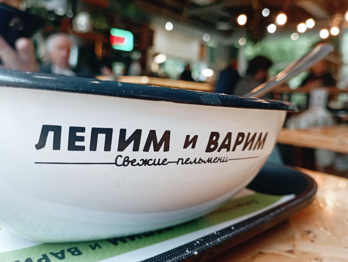 В "Лепим и варим" блюда подают в милой эмалированной посуде. 