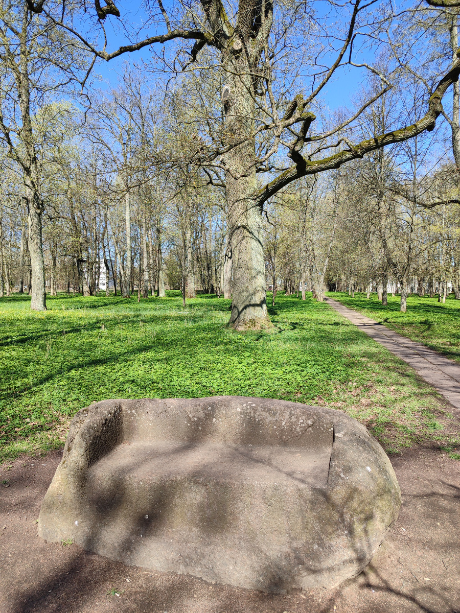 Каменная скамья в парке усадьбы Суйда