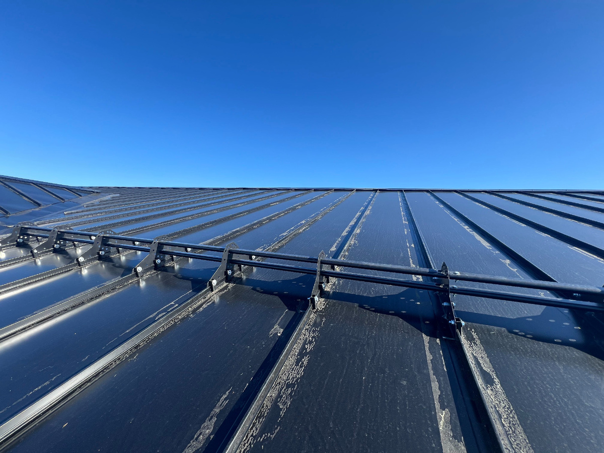 Кровля из кликфальца с клеевым следом на картинах от упаковочного скотча