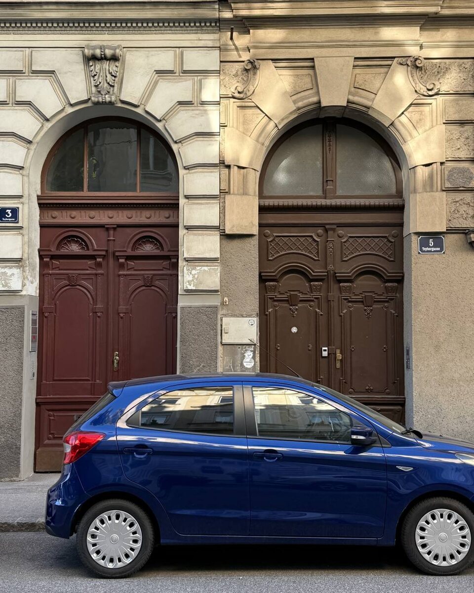 Двери справа.Вход.