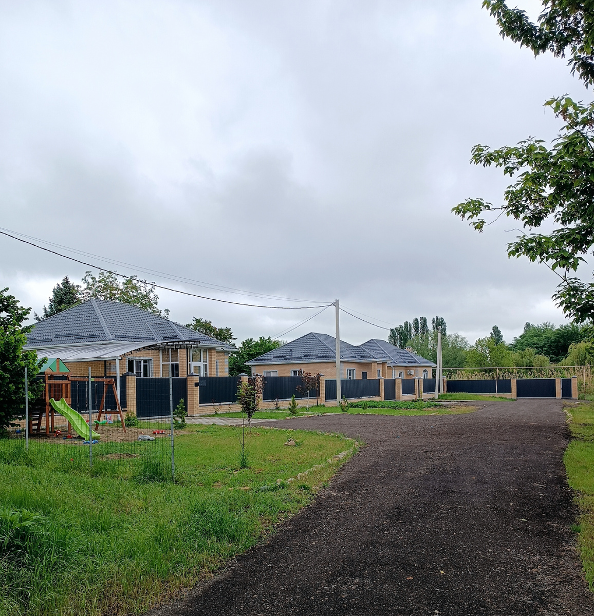 Асфальтная крошка это конечно не совсем асфальт, но от грязи после дождей спасает. Фото после хорошего дождя