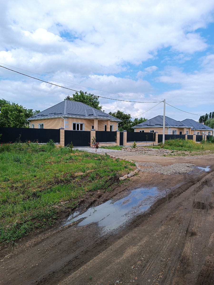 А вот так это выглядело год назад после дождя когда асфальта не было