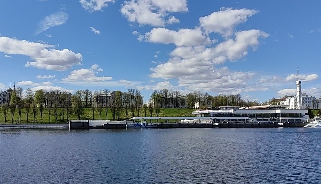 Волжская набережная со стороны Волги