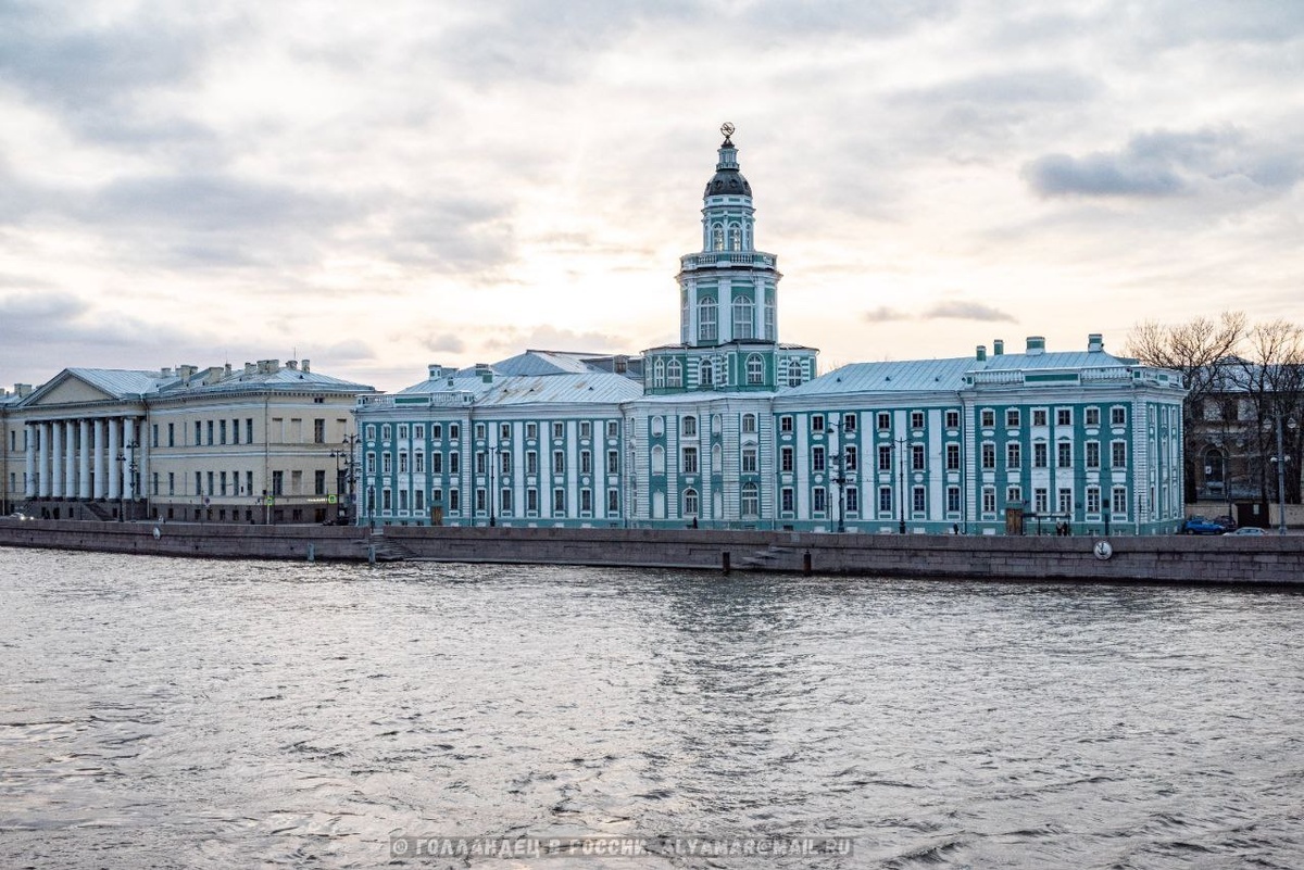 Кунсткамера находится на берегу реки Нева, почти напротив Эрмитажа. Фото: Голландец в России