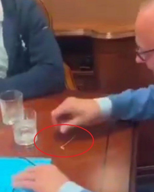   Этот странный предмет спрятал перед журналистами Мерц. Источник: соцсети