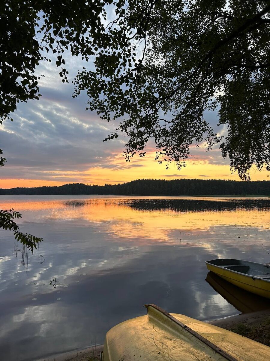 Гладь озера и наши лодочки