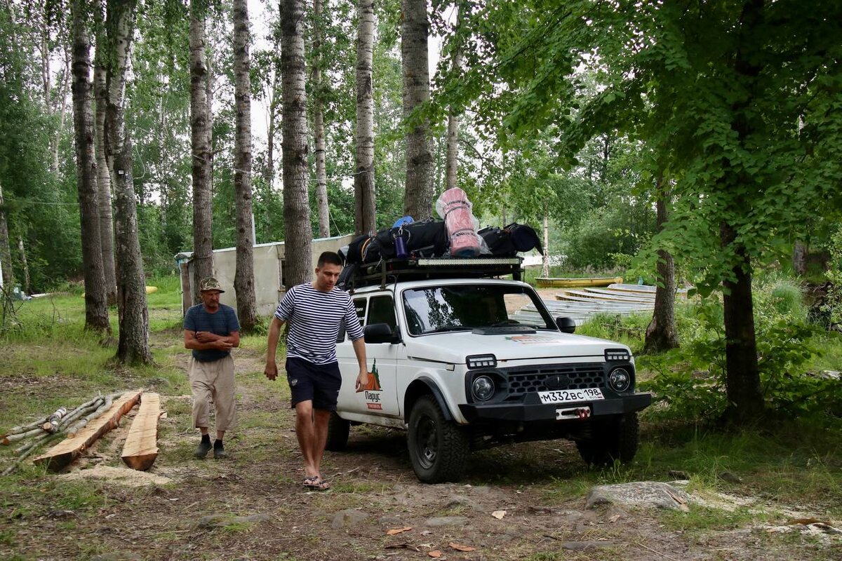 Нива пикап, которая встречает турситов у станции и довозит вещи 