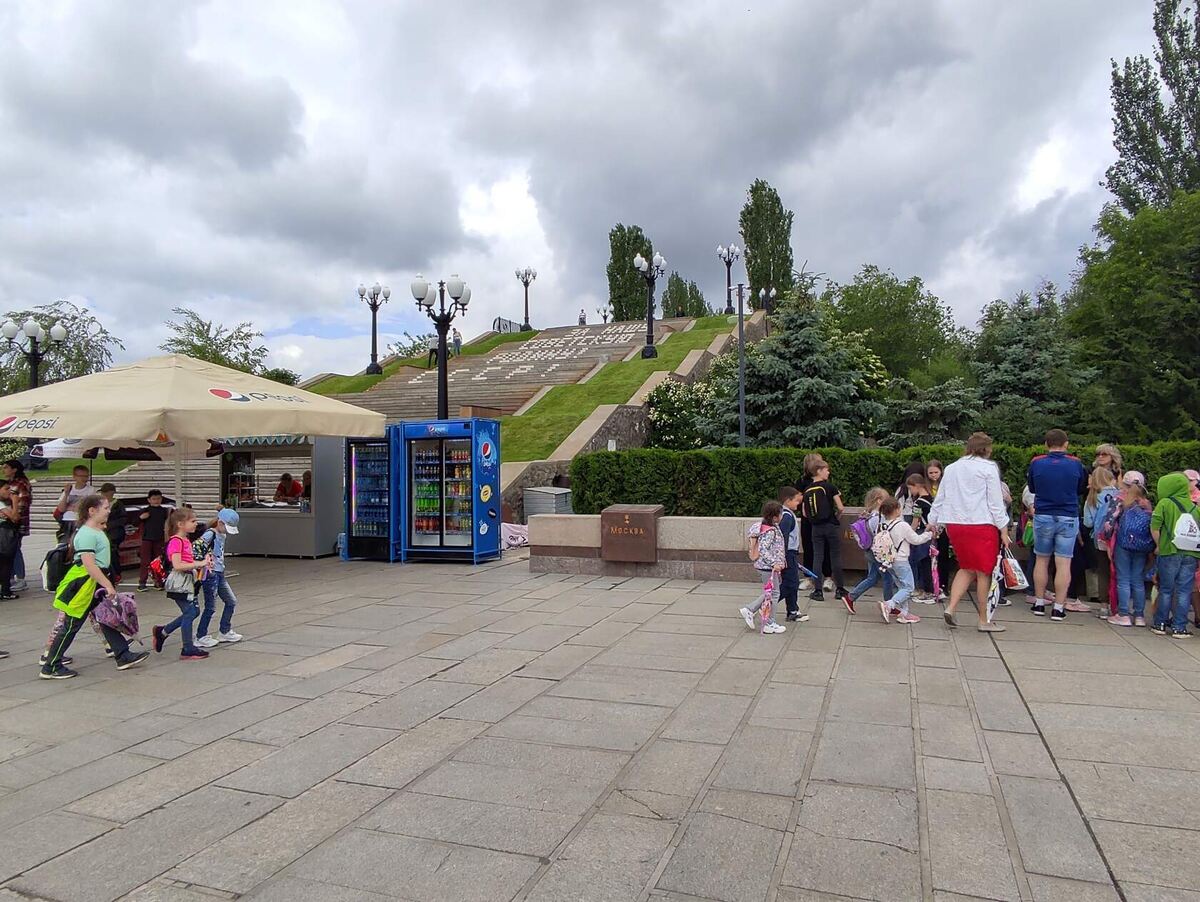 Входная площадь Мамаева кургана находится у подножья мемориала, на проспекте им. Ленина. 