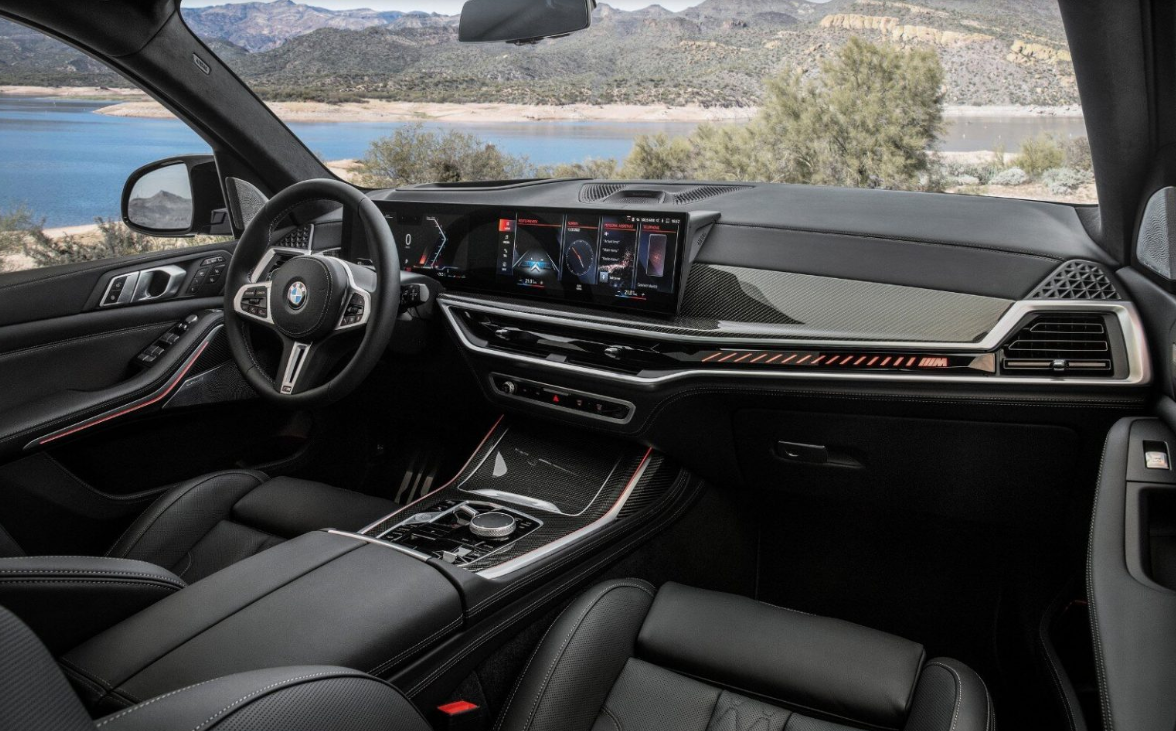 Интерьер текущей версии BMW X7.
