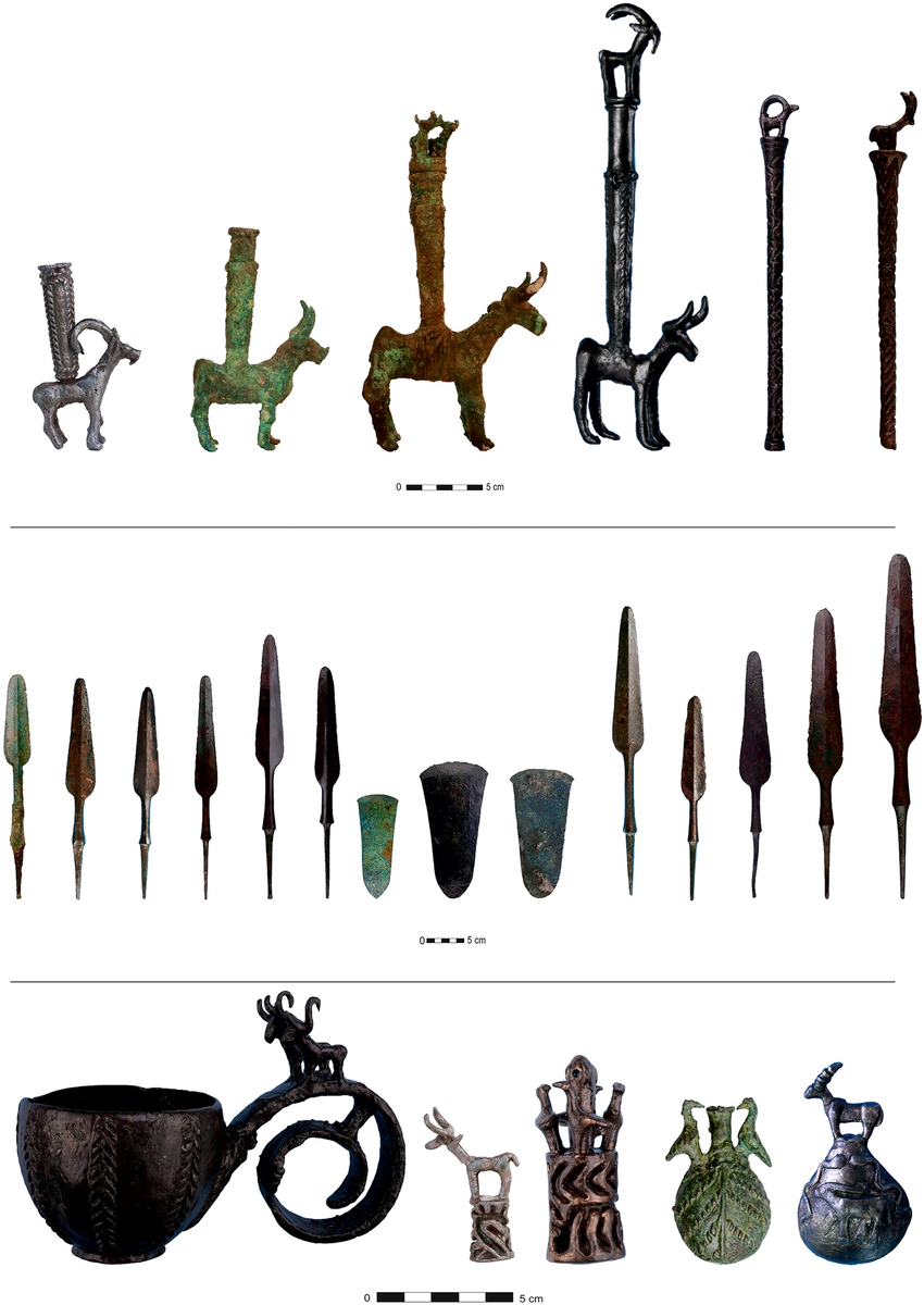 Фото-1. Подборка металлических погребальных принадлежностей на медной основе из Башур-Хёюка.